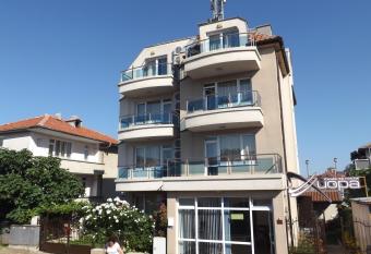 Guest House Hiora has Balcony rooms