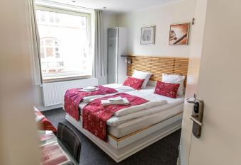 Milling Hotel Mini 11 allows 18 year olds to book a room