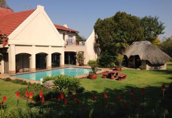 Ipe Tombe Guest Lodge has Balcony rooms