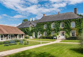 Logis Le Fleuray has Balcony rooms