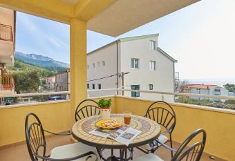 Apartments Zelic Tucepi has Balcony rooms