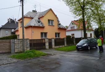 Vila Paradise allows 18 year olds to book a room