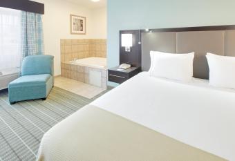 Holiday Inn Express Monticello has rooms with a private hot tub