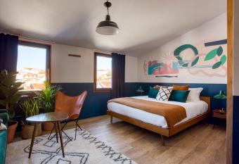 Selina Secret Garden Lisbon allows 18 year olds to book a room