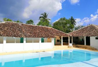 Villa Inland Hills allows 18 year olds to book a room