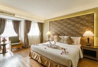 Amora Thapae Hotel Chiang Mai has rooms with a private hot tub