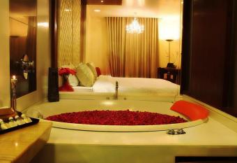 Hotel Aura - New Delhi Railway Station allows 18 year olds to book a room