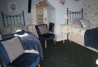 Rosebud Cottage Guest House has rooms with a private hot tub