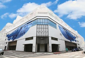 Hotel PaPa Whale allows 18 year olds to book a room