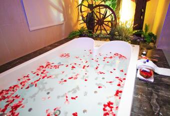 Blue Coast Spa Motel has rooms with a private hot tub