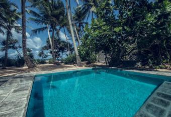 Taru Villas 906 - Hikkaduwa allows 18 year olds to book a room