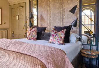 The Elms Hotel & Spa has rooms with a private hot tub