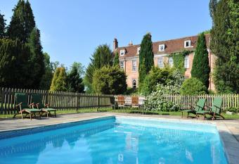 New Park Manor Hotel - A Luxury Family Hotel allows 18 year olds to book a room