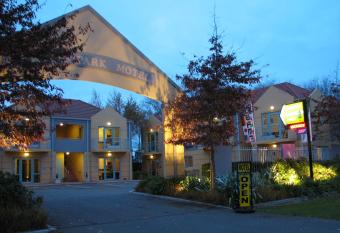 Denton Park Motel has Balcony rooms