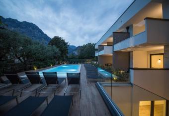 Riva Lake Lodge allows 18 year olds to book a room