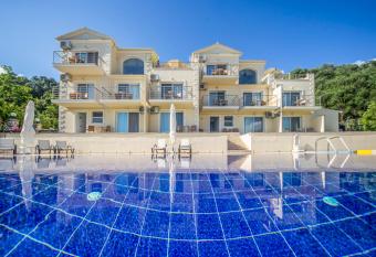 Spileo House Boutique Apartments - Adults Only has rooms with a private hot tub