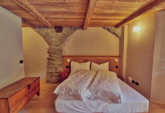 Moncervin has Balcony rooms