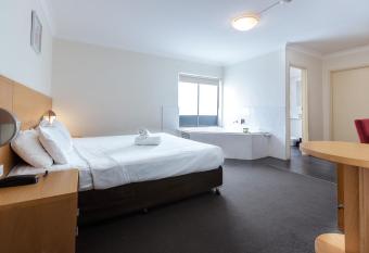Garden Lodge Sydney Hotel has rooms with a private hot tub