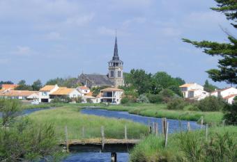 Chevrefeuille et Eglantine allows 18 year olds to book a room