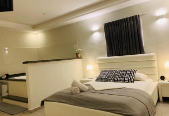 Spat Beach has rooms with a private hot tub