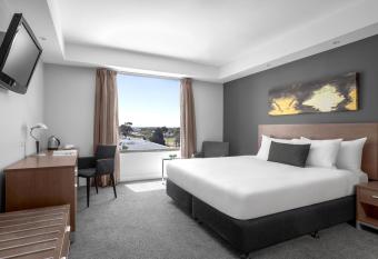 Mantra Melbourne Airport has rooms with a private hot tub