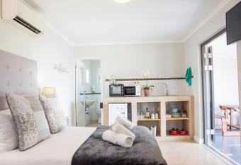 401 Rozendal Cottages has Balcony rooms