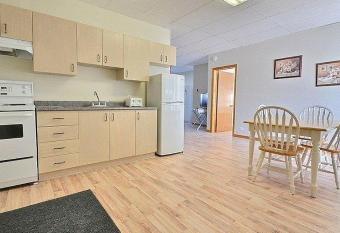 Motel Et Condo Chez Charley allows 18 year olds to book a room