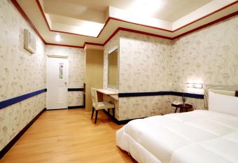 Gorgeous Hot Spring Resort has rooms with a private hot tub