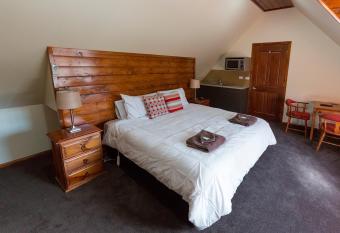 Gold Mine Guest House and Cafe allows 18 year olds to book a room