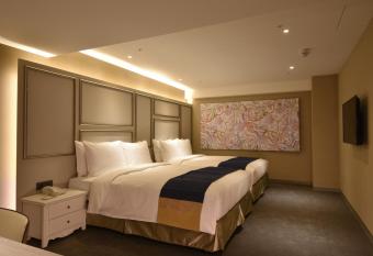 Green World ZhongXiao allows 18 year olds to book a room