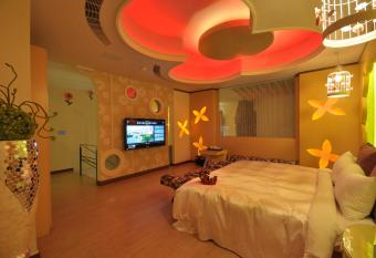 Gold Motel allows 18 year olds to book a room