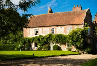 Apuldram Manor farm has Balcony rooms
