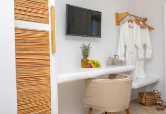 Angeliki Apartments has rooms with a private hot tub