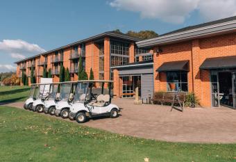 Country Club Tasmania has rooms with a private hot tub