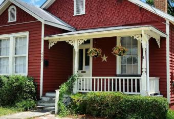 Stella Maris Hostel allows 18 year olds to book a room