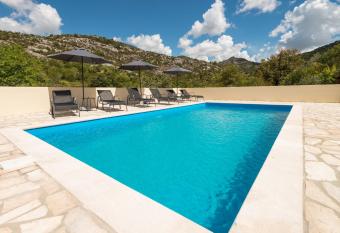 Agrotourism Matusko has Balcony rooms