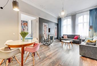 Blue Mandarin Solidarity Square allows 18 year olds to book a room