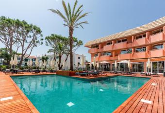 Vilamoura Garden Hotel allows 18 year olds to book a room