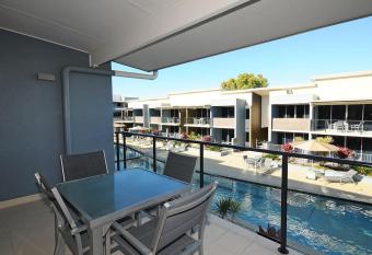 Ramada by Wyndham Hervey Bay has rooms with a private hot tub