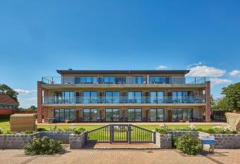 Ostsee-Strandhaus-Holnis allows 18 year olds to book a room