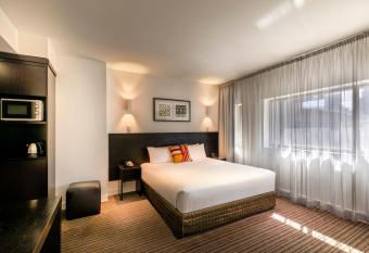 Causeway 353 Hotel has rooms with a private hot tub