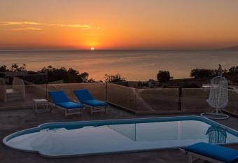 Queen of Santorini has Smoking/Balcony rooms