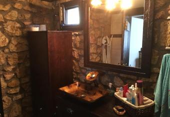 Stone House Skala Maries has rooms with a private hot tub