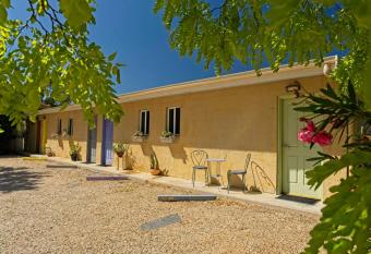 The Albion Motel Castlemaine has Balcony rooms