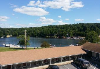Clark's Beach Motel has Balcony rooms