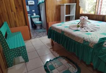 Pensi  n y Cabinas Colibr   B&B Monteverde-Costa Rica has Balcony rooms