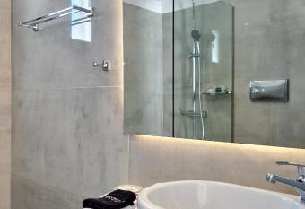 Kanale s Rooms & Suites has rooms with a private hot tub