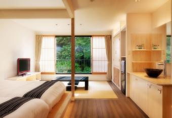 Shosuke-no-Yado Takinoyu has rooms with a private hot tub