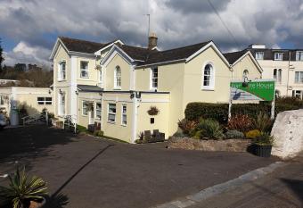 Appletorre House Holiday Flats allows 18 year olds to book a room