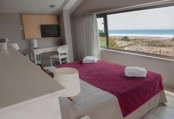 Hotel Els Arenals has rooms with a private hot tub